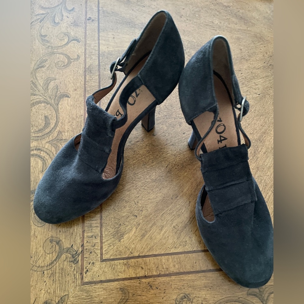 Anthropologie NO 704B NAVY suede Emma round toe heels size 39 (8.5-9)
Worn once